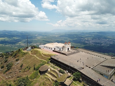 白昼山顶白色混凝土建筑